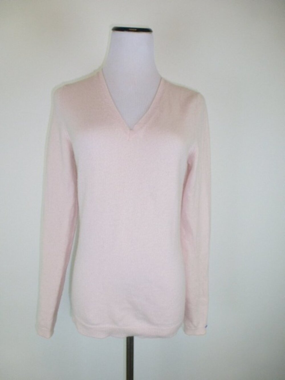 Bloomingdales pink v neck cashmere sweater M
